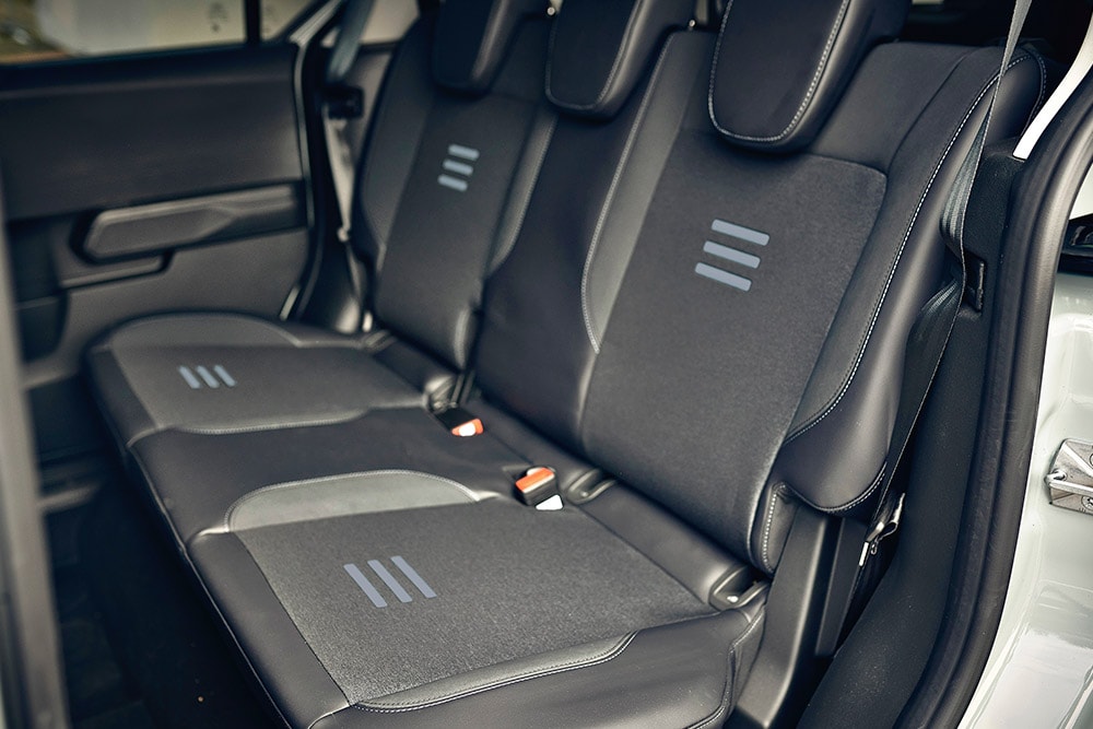 ford e_tourneo_courier eu Column_Card_E_Tourneo_Courier_Active_30 1000x667 1000x667 detail rear interior